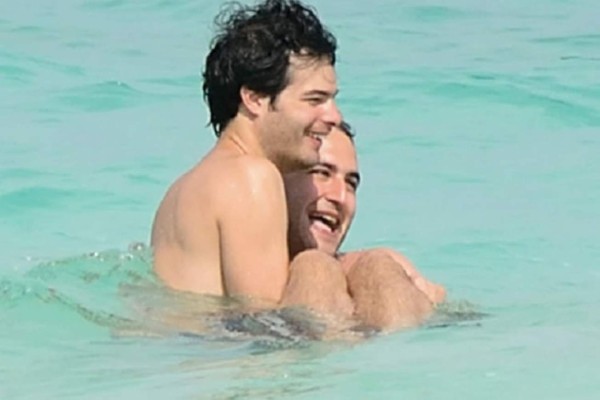 Fotografían a vocalista de Reik junto a otro hombre en Cancún