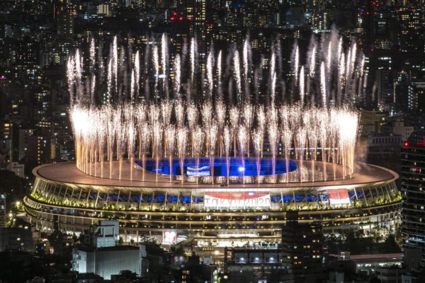 Fireworks light up the sky over the Olympic Stadium during the closing ceremony of the Tokyo 2020 Olympic Games, in Tokyo, on August 8, 2021. (Photo by Charly TRIBALLEAU / AFP)