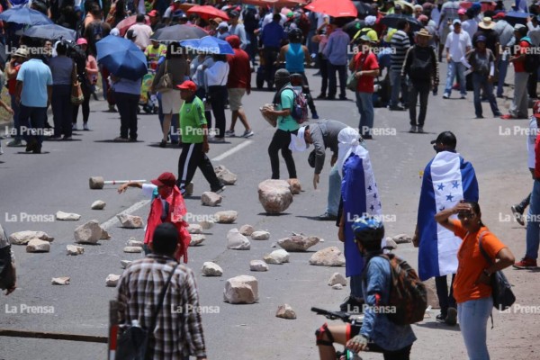 Manifestantes usan volqueta para bloquear el bulevar FFAA de Tegucigalpa