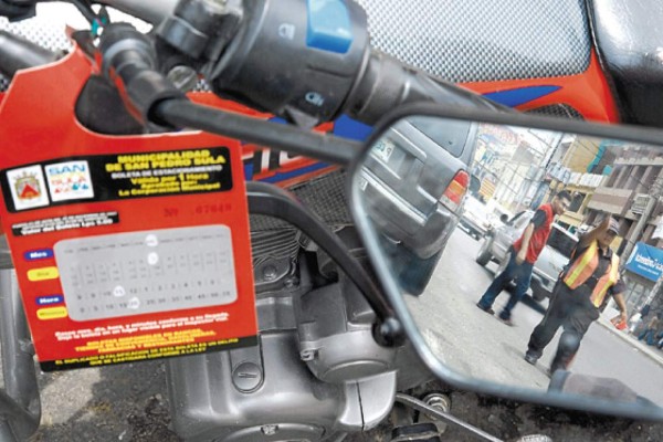 L 200 es multa por parquear sin boleta