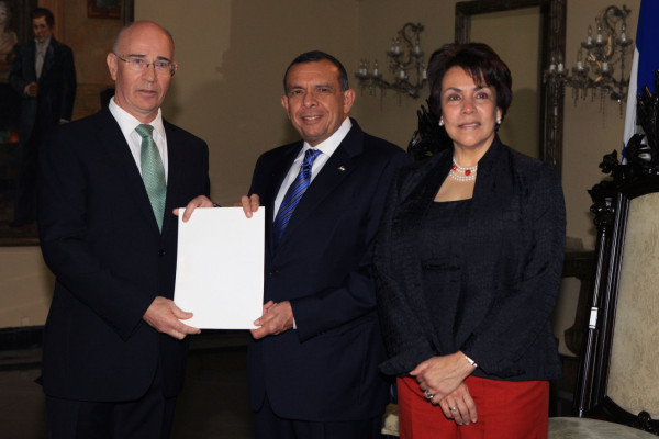 Lobo Sosa recibe a 5 nuevos embajadores