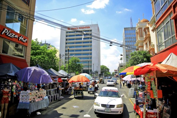 Vendedores informales aumentan en 40% en las calles del centro