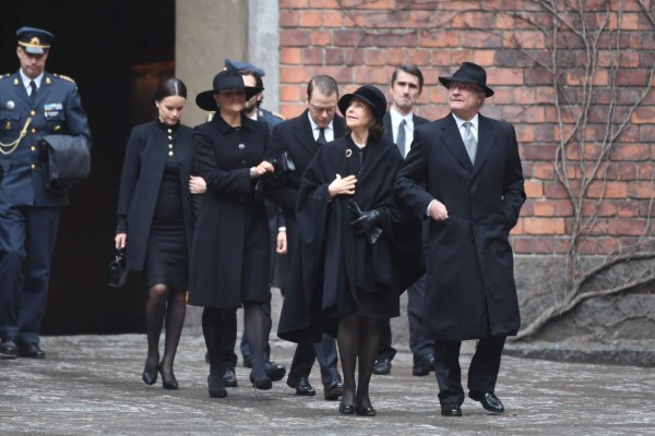 The Swedish Royal Family (L-R) Princess Sofia, Crown Princess Victoria, Prince Daniel, Queen Silvia and King Carl XVI Gustaf arrive at Stockholm City Hall for the official ceremony with a minute of silence at noon to remember the victims of Friday's terror attack on Drottninggatan, Stockholm, April 10, 2017.Four people died and fifteen were injured when a truck plunged into a crowd at a busy pedestrian street in the Swedish capital on April 7, 2017. / AFP PHOTO / TT News Agency / Fredrik SANDBERG / Sweden OUT