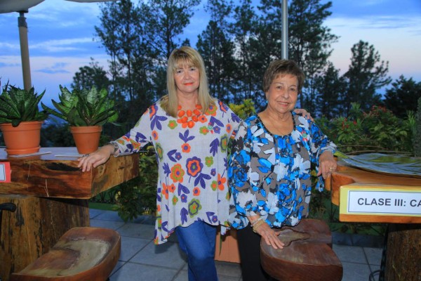 El club de jardinería de la ciudad se reune