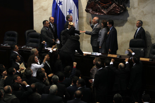 Deducirán salarios a diputados de Libre por daños al Congreso Nacional