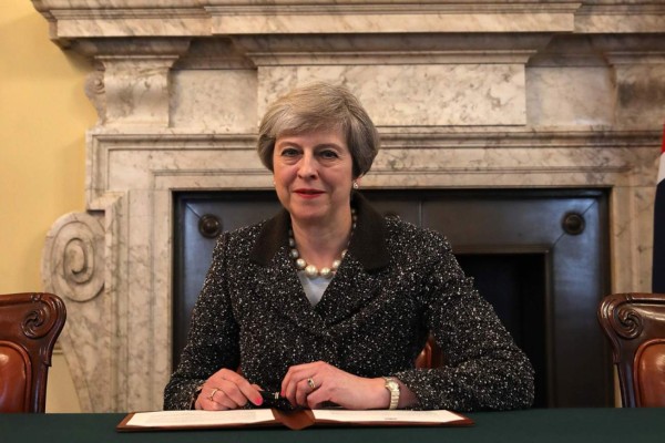 Una de las fotos oficiales difundidas por el gobierno británico de la firma del documento que iniciará el Brexit.