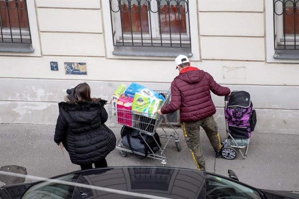 Austria cierra todos los negocios y locales salvo supermercados y farmacias