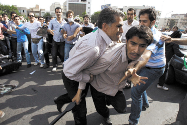 Muere un manifestante en contra de Ahmadinejad