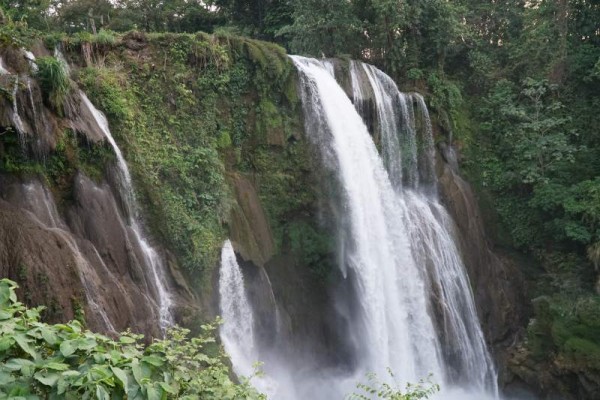 Caída de agua en las cataratas de Pulhapanzak.
