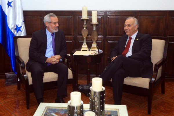 Miembro de Acnur se reúne con titular del Congreso