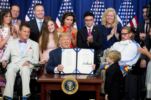 Trump da luz verde a tratamientos experimentales con pacientes terminales
