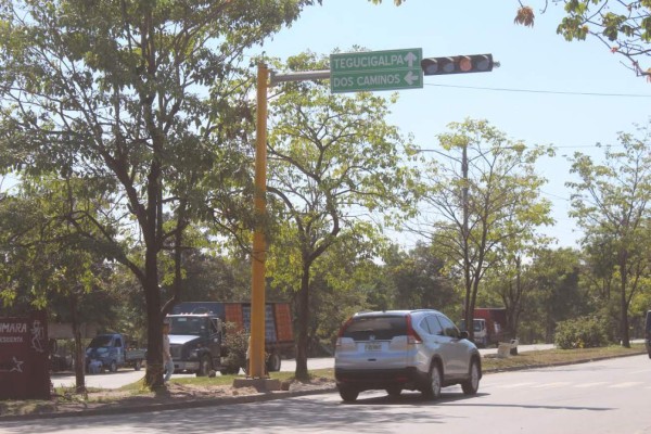 Instalan modernos semáforos en Villanueva, Cortés