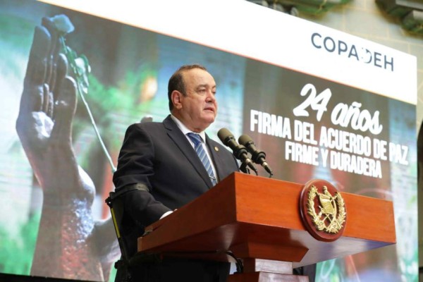Presidente de Guatemala pide dialogar para replantear los Acuerdos de Paz