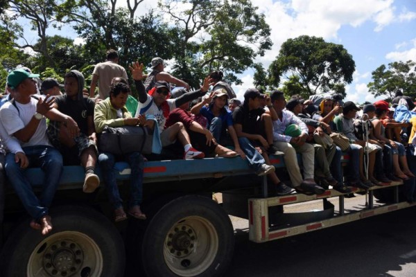 Trump recortará ayuda a Centroamérica; caravana sigue a EEUU