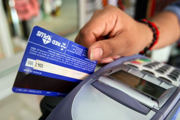 Baja la cifra de usuarios de tarjetas de crédito
