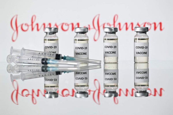 Recomiendan suspender aplicación de vacuna JyJ por temor a coágulos