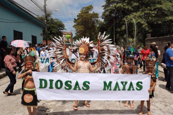 Mayas y el turismo destacan en los desfiles copanecos