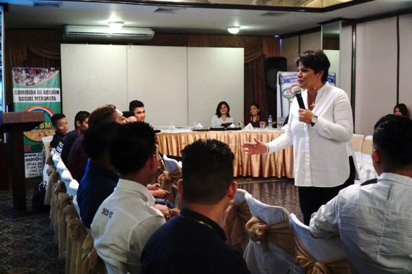 Capacitan a hondureños retornados para generar ingresos