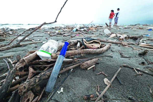 11 de agosto 2021 Diario la Prensa recorrió la barra del motagua y las playas de omoa para documentar la llegada de la basura proveniente de Guatemala