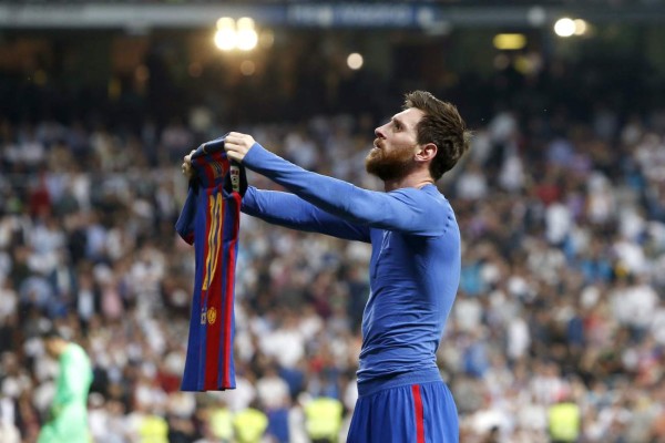 GRA448. MADRID, 23/04/2017.- El delantero argentino del FC Barcelona, Leo Messi, celebra el gol de la victoria ante el Real Madrid, durante el encuentro correspondiente a la jornada 33 de primera división, que han disputado esta noche en el estadio Santiago Bernabéu, en Madrid. EFE/Juan Carlos Hidalgo