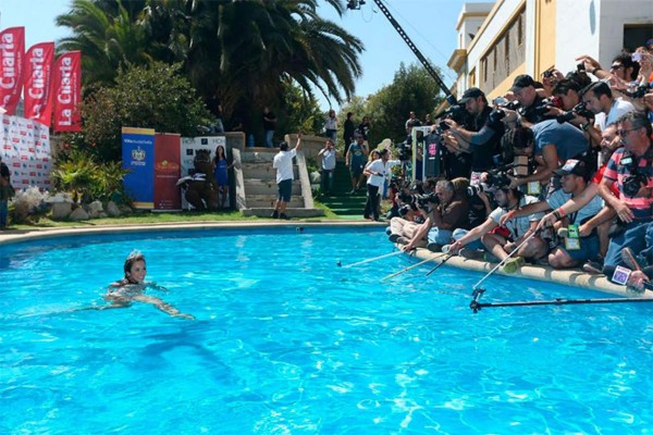 Reina del Festival de Viña del Mar cumple rito del 'piscinazo' casi sin ropa