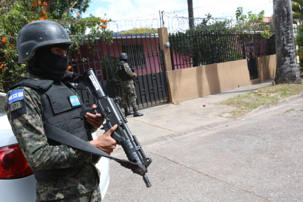 La Policía allana 5 casas al exdirector del Seguro Social de Honduras