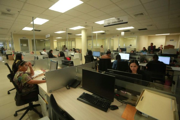 Presupuesto 2022 prohíbe aumentos de salarios para el sector público