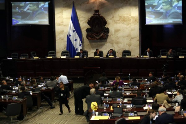 Ejecutivo pide aplazar reformas para ampliar contratos a renovables