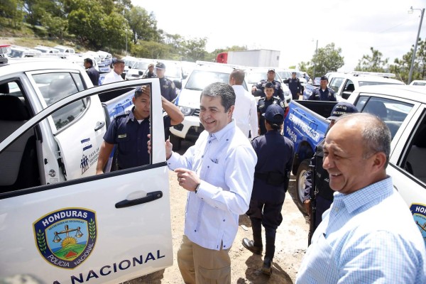 Juan Orlando Hernández entrega 50 radiopatrullas a la Policía Nacional