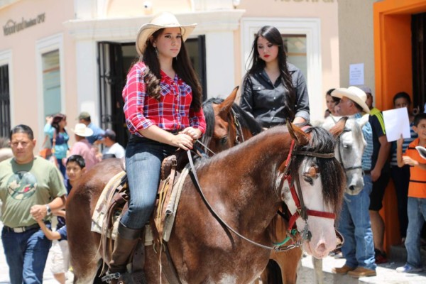 Copanecas embellecen desfile de Santa Rosa de Copán