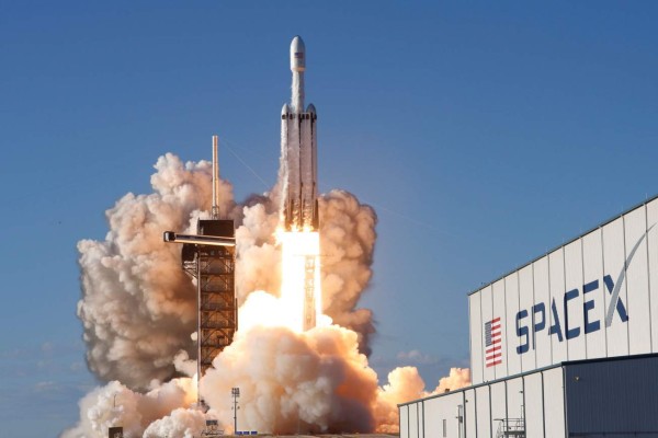 Cohete de SpaceX lleva al espacio una carga récord de satélites