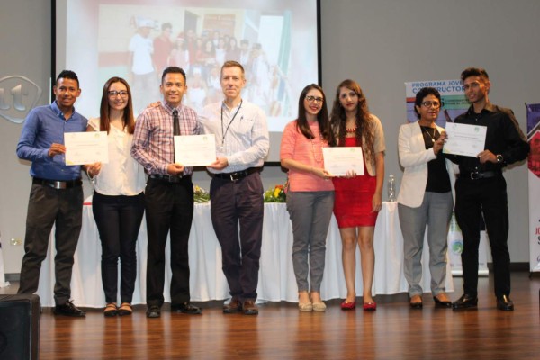 Gradúan a 53 Jóvenes Constructores en Tegucigalpa