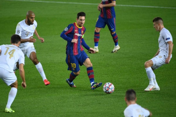 Video: La espectacular jugada de Messi que terminó anotando de penal