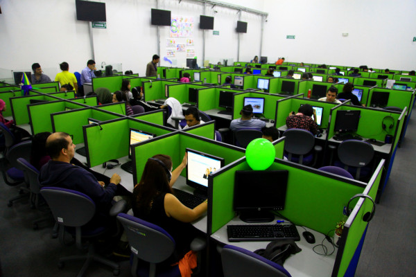 Call center firma alianza con escuelas bilingües