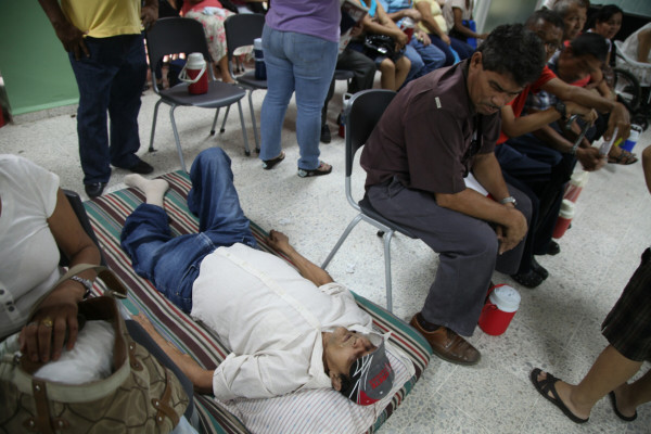 Clama por que le den medicina de su esposo