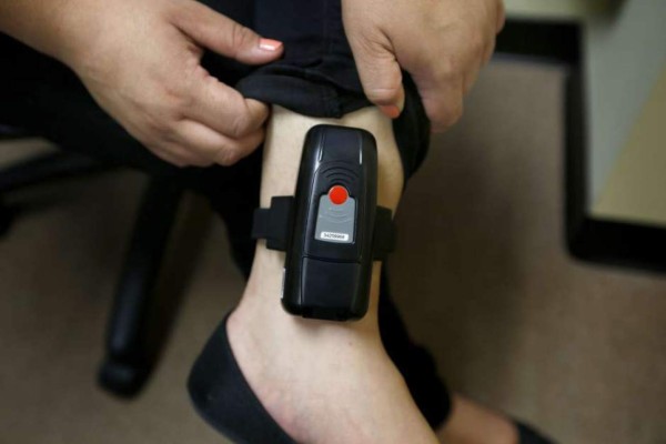 Uso de grilletes electrónicos para reos de baja peligrosidad, propone el gobierno