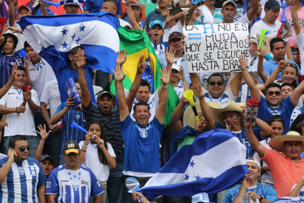 La afición hondureña nunca le falla a la Bicolor