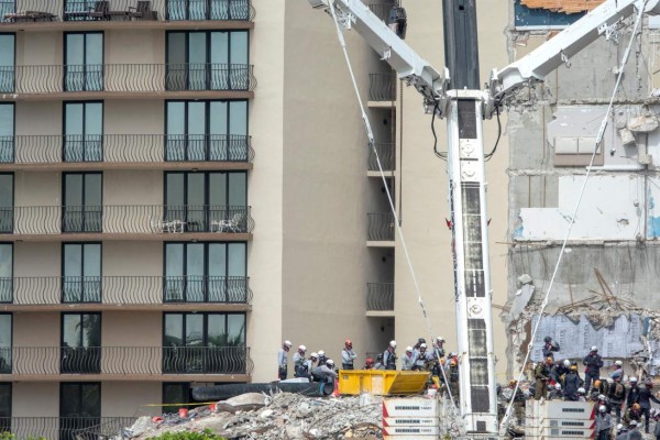 Socorrista encontró el cuerpo de su hija en el derrumbe del edificio en Miami