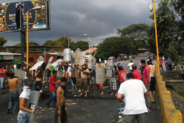 Intento de desalojo termina en quema de posta policial en El Progreso