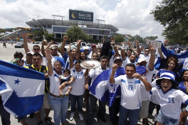 Apoyo incondicional de la afición hondureña a la Bicolor en Miami