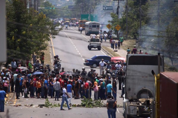Habilitan paso por bulevar de Villanueva
