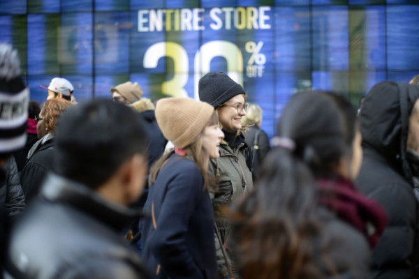 Filas de hasta 15 mil personas en tiendas por Black Friday