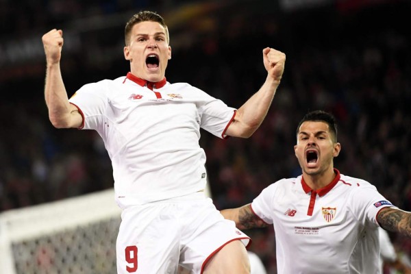 Kevin Gameiro celebra con su compañero Vitolo después de anotar el gol del empate 1-1 ante el Liverpool. Foto EFE