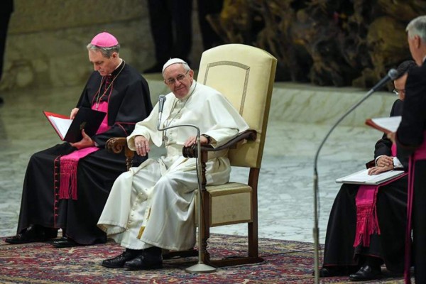 El Vaticano informa de que unos 2,300 religiosos abandonan cada año  