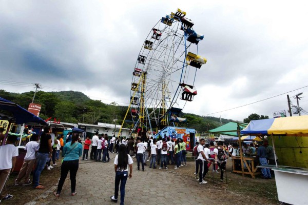Sampedranos disfrutan de los últimos días de la Feria Juniana