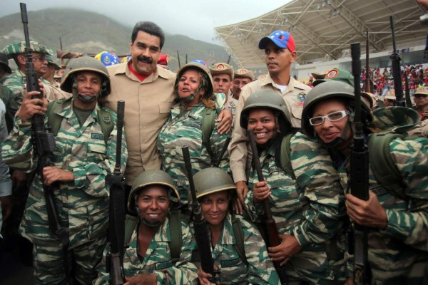 Maduro entre armas para 'consolidar la paz” en su país