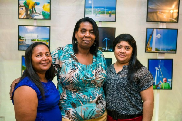 Ejecutivos de Roatán Electric Company comparten