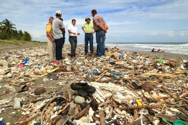 Serna constata contaminación originada en Guatemala en playas de Omoa
