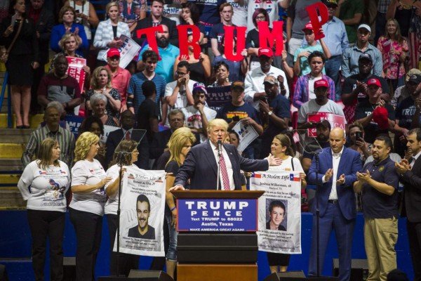 Un desesperado Trump promete 'mejor futuro' a los latinos
