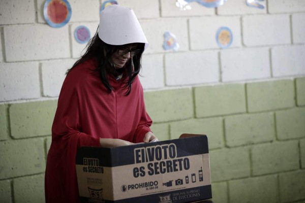Costa Rica cierra mesas de votación sin incidentes e inicia recuento